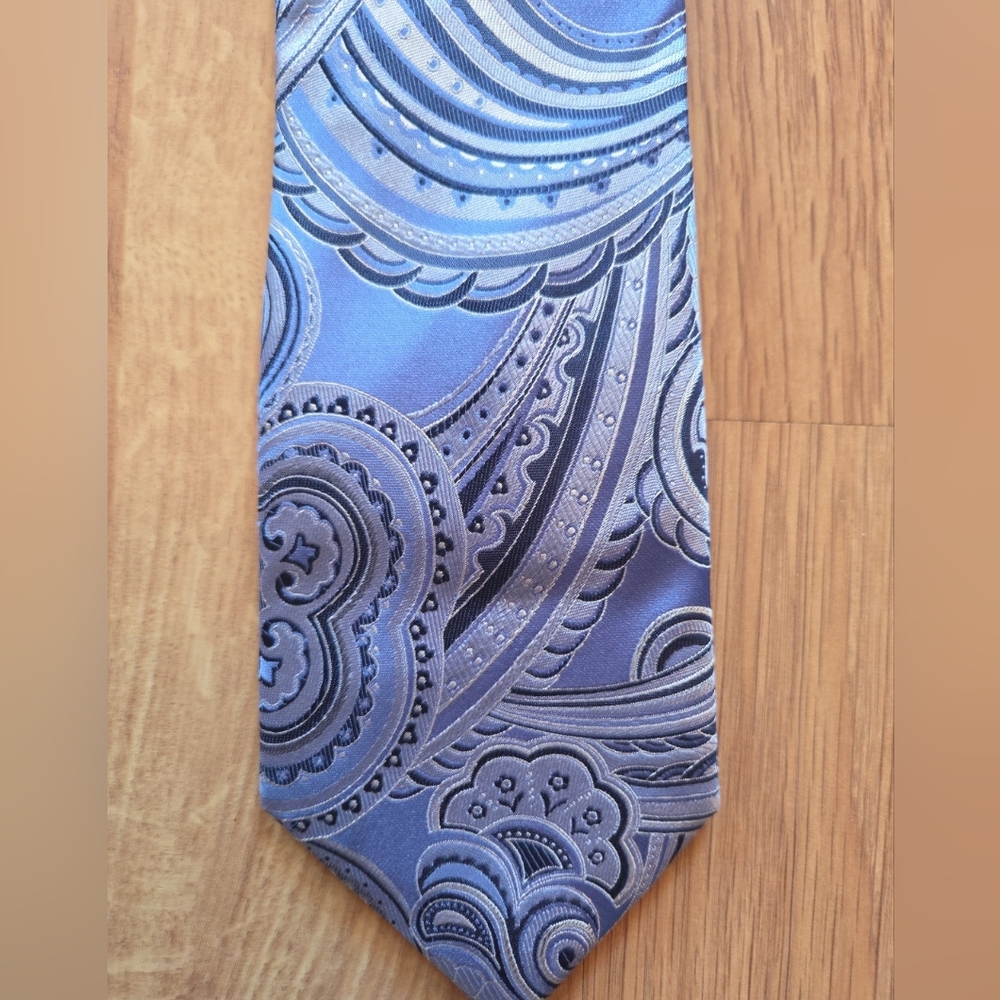 Donald J Trump Blue Paisley Tie Silk - Picture 2 of 6
